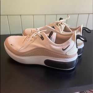 Women’s Nike AirMax DIA